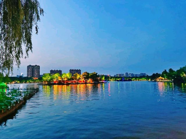 中國山東濟南市著名景點大明湖旅行攻略，適合打卡拍照📸