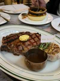 「ROYAL INN法式浪漫打卡聖地！火焰肉眼扒🔥龍蝦湯🦞吸睛又吸Like，銅鑼灣必訪！」