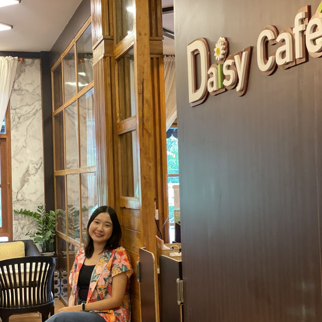 Daisy Cafe คาเฟ่ติดริมถนน บรรยากาศดี 