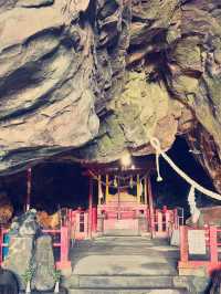 建造在岩石裡的祇園神社