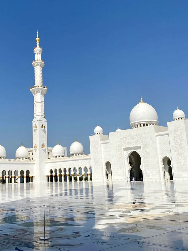 A Peaceful Walk in Abu Dhabi – Marble, Light & Quiet Grandeur