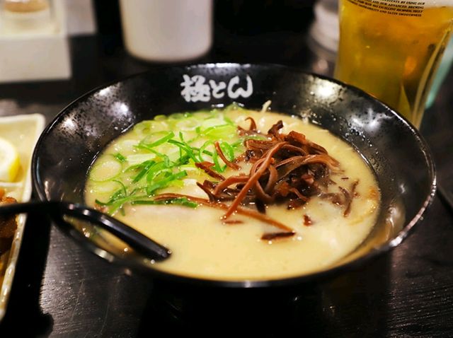 【🇯🇵福山】駅チカで味わう！クセになる豚骨スープ「極とんラーメン とん匠 駅前店」 