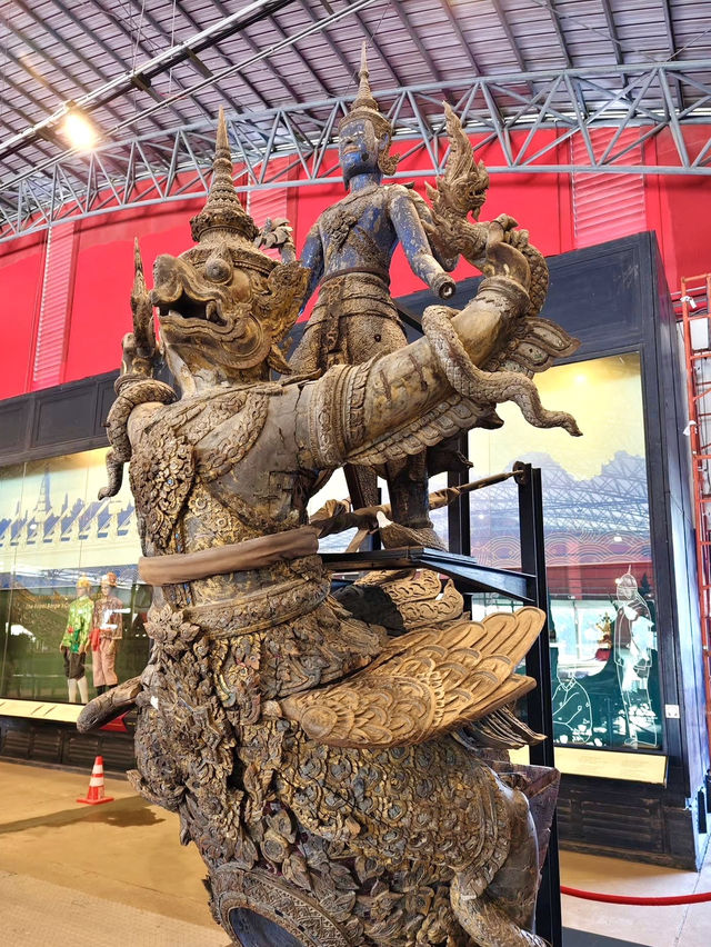 タイ王室の伝統美がここに集結。バンコクのロイヤル・バージ博物館で、壮麗な王室船に魅了されるひとときを。⚓🇹🇭✨