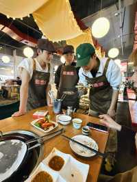 อิ่มอร่อยที่ร้าน Red sun square กลางเมืองลี่เจียง