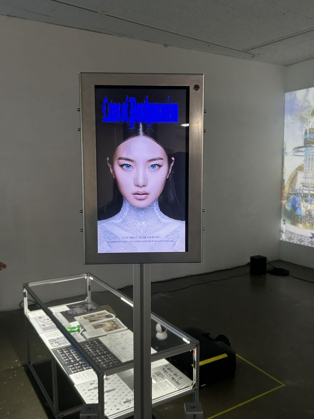 🎨 젊은 열정과 예술의 숨결, 홍익대학교 홍문관 1층 전시장
