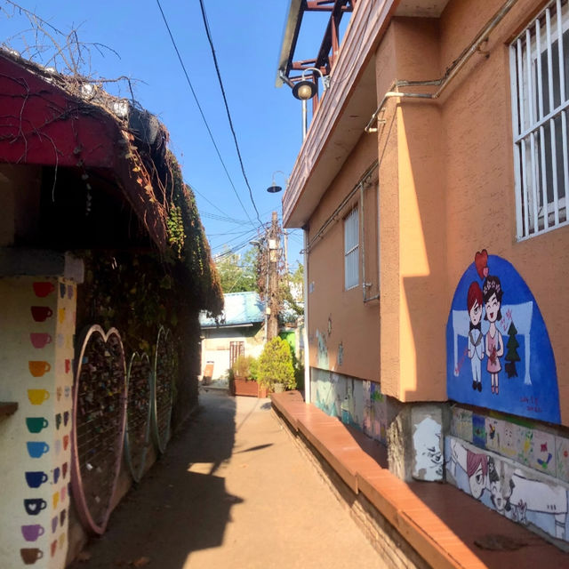 🇰🇷 South Korea | Suwon Haenggung-dong Mural Village 🎨🏘️