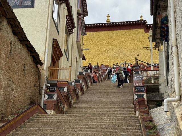 【中国・香格里拉 ソンツェリン寺】チベット文化が色濃く息づく、“雲南の小ポタラ宮”
