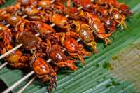 เที่ยวถนนคนเดินเชียงคานหน้าฝน ของกินฉ่ำ