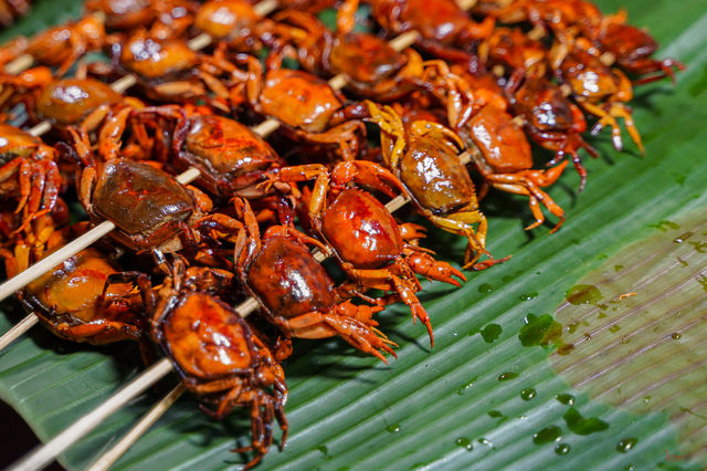 เที่ยวถนนคนเดินเชียงคานหน้าฝน ของกินฉ่ำ