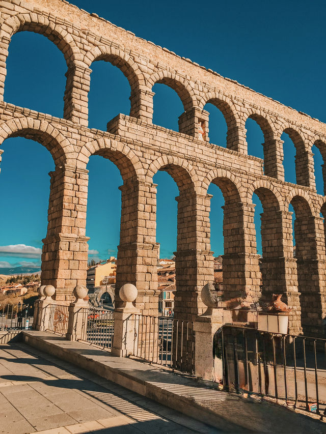 Timeless Arches Under the Sun – Afternoon at the Segovia Aqueduct