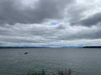 🏞 Lake Taupō｜紐西蘭內陸的蔚藍巨鏡，火山與湖水共舞的寧靜地景 