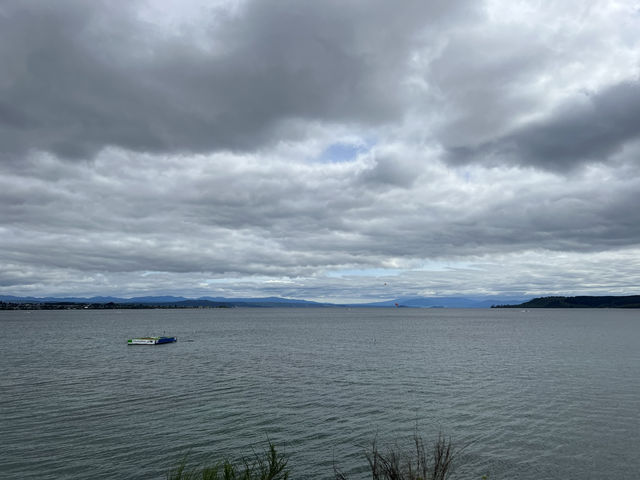 🏞 Lake Taupō｜紐西蘭內陸的蔚藍巨鏡，火山與湖水共舞的寧靜地景 