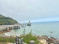 **🌊 汕頭南澳島｜夢幻「錢澳灣燈塔」打卡攻略！綠頂白塔的浪漫地標，免費入場！**  