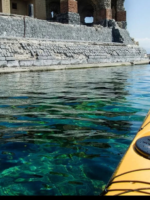【伝説が眠る海の城】卵城でナポリ湾の風を感じる旅🌅