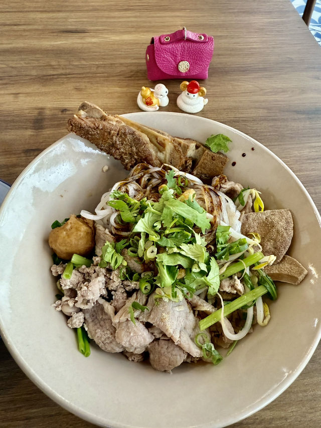 高雄大立百貨A館電影院旁邊（大城老船麵）美食小吃.值得推薦大家