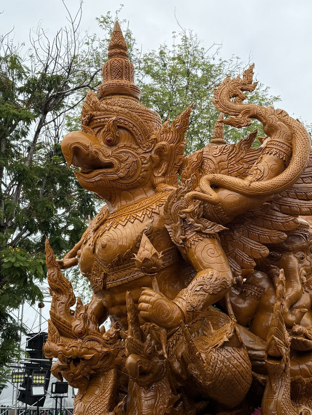 แห่เทียนเข้าพรรษา | อุบลราชธานี