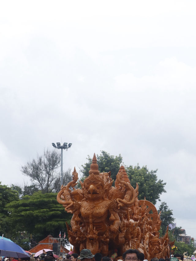 แห่เทียนเข้าพรรษา | อุบลราชธานี