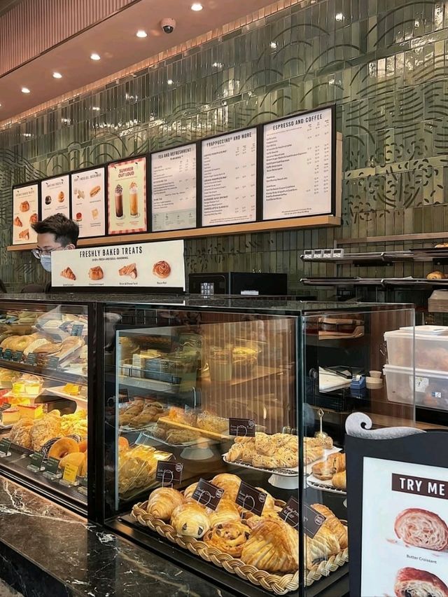 Starbucks Lotte Liễu Giai offers a familiar