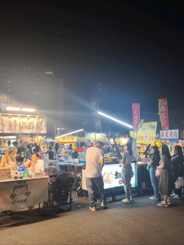 大慶夜市走道與攤位夜景，帳篷與招牌一路延伸