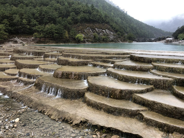 【藍月谷（Blue Moon Valley）｜雲南省・麗江 「白い石と青い水が織りなす、雪山のふもとの幻想エリア」】