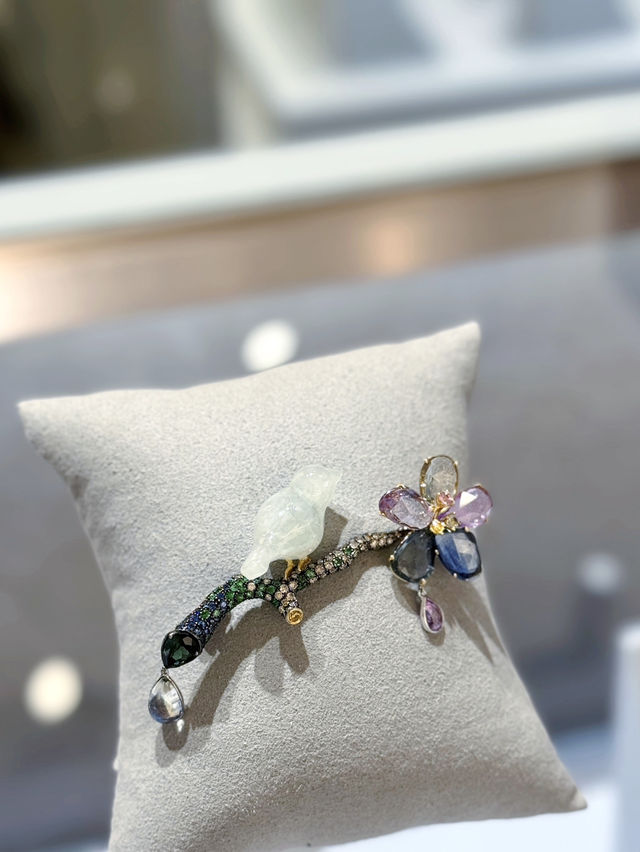 藏身書店內的💎珠寶藝術展
