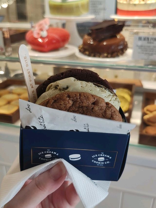 極邪惡 🍪曲奇雪糕三文治🍨