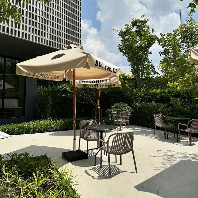 🌿☕ Bottomless Cafe – คาเฟ่เงียบ ๆ สำหรับคนรักความ