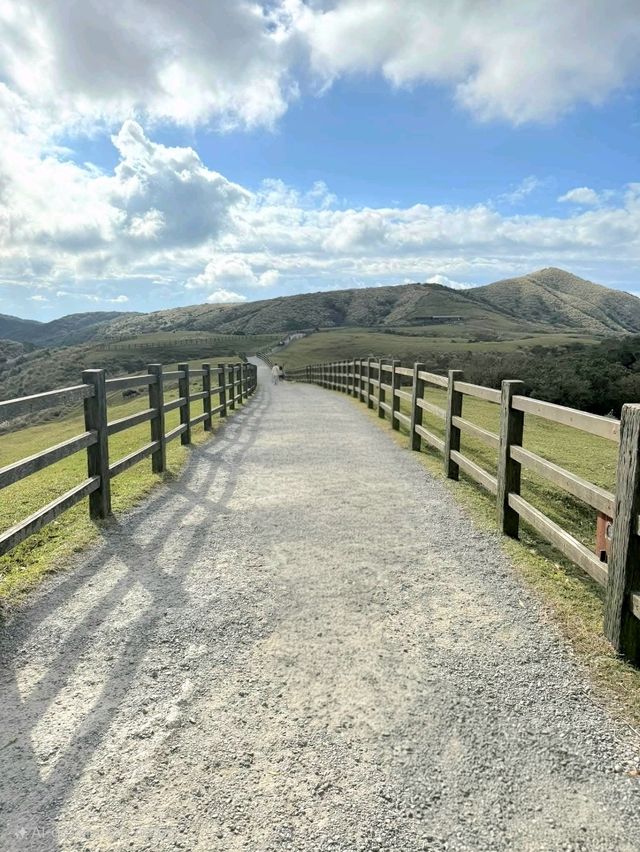 The country roads of Qingtiangang Grasslands