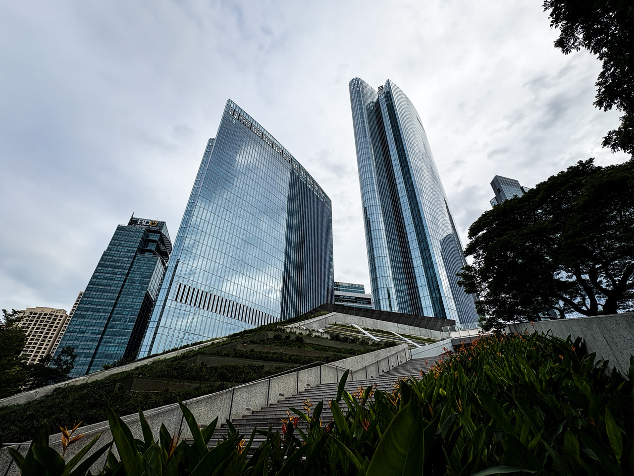 🇵🇭Ayala Triangle Park, มะนิลา, ฟิลิปปินส์