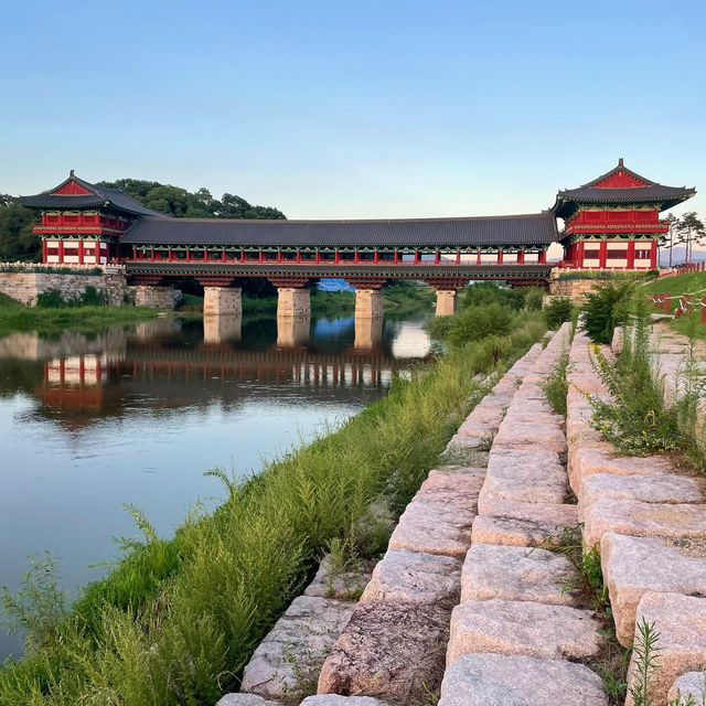 A Twilight Stroll on Woljeonggyo Bridge