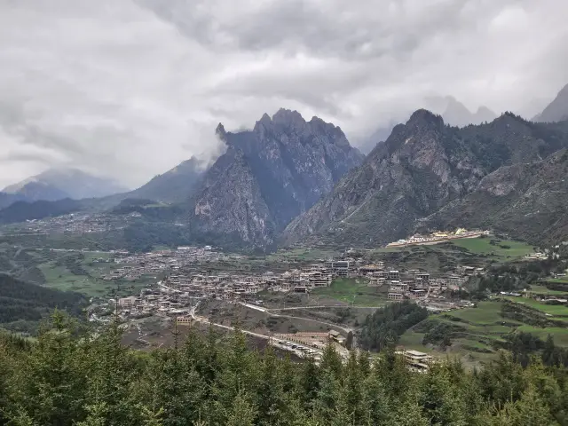 🏞️ Zhagana: ป้อมปราการหินแห่ง Gannan