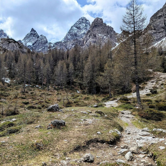 Karlsbader Hütte: Exploring Tyrol’s Mountain Majesty