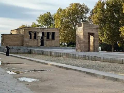 🌅🏛️ Ancient Serenity & Sunset Magic at the Templo de Debod ✨