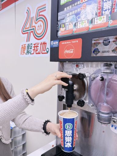7-Eleven（セブン-イレブン） 復刻版スラーピー。 | Trip.com 香港