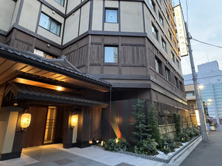 東京｜淺草寺旁的日式溫泉綠洲！拉麵宵夜與無敵早餐的高 CP 值首選 ⛩️🤍