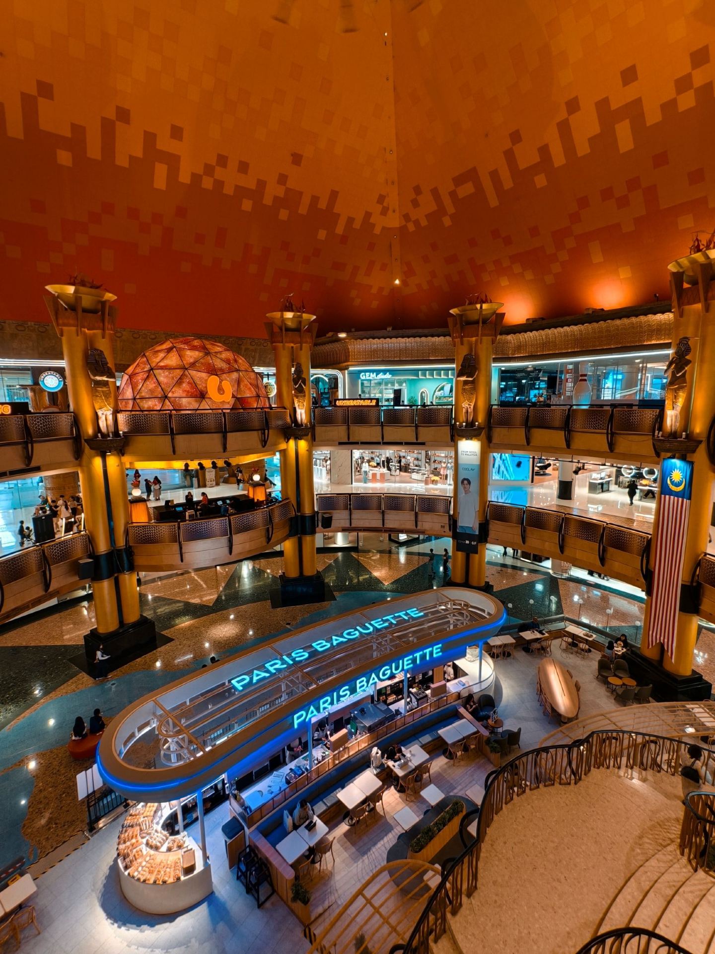 Ini bukan sekadar pusat perbelanjaan — Sunway Pyramid adalah sebuah dunia utuh di dalam satu atap.