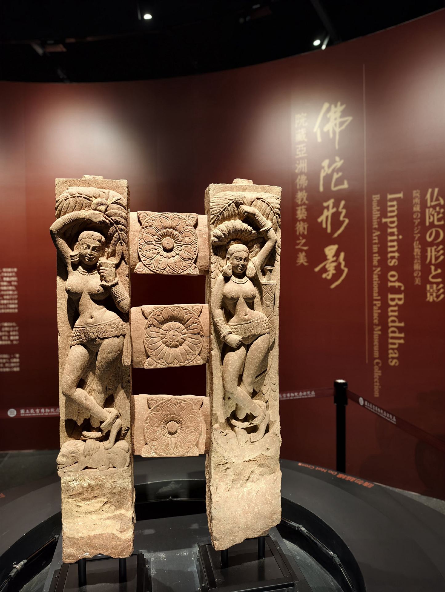 跨越千年的靜謐：寫在「佛陀形影」與《龍藏經》展櫃前