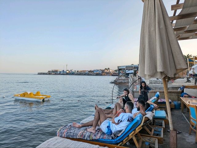 ダハブの海岸沿いのお店でチル