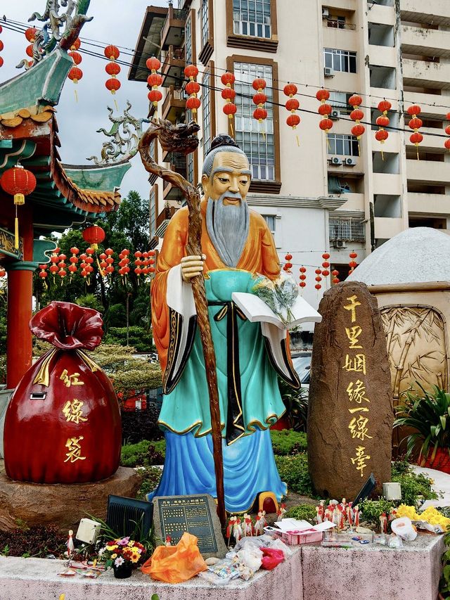 Bright details of Thean Hou Temple