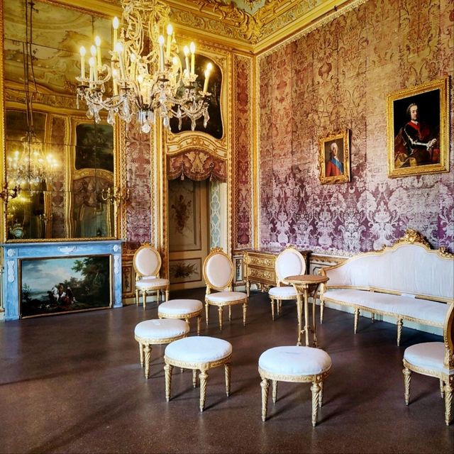 Stupinigi Palace: A Masterpiece Amidst Turin's Splendor 🫎
