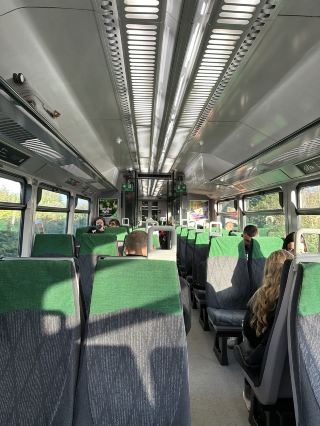 【乘搭火車前往機場：沿途風景十分美麗！整個旅程也很舒服！】