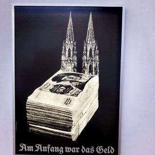 Bạn cũng có thể xem những tác phẩm mô tả xã hội và tôn giáo từ góc nhìn phê phán.