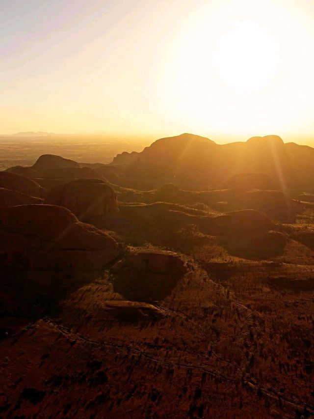 A Road Trip to Uluru: An Adventure of a Lifetime 🚗✨