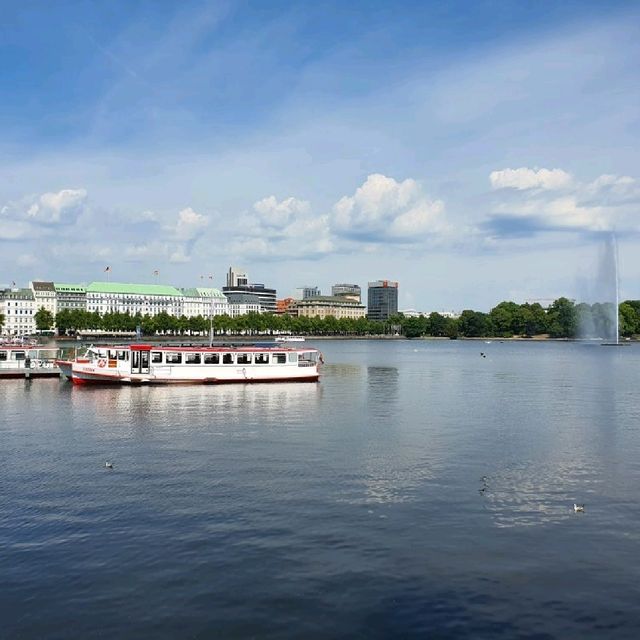 Exploring Hamburg: A City of Canals, Culture, and Contrasts