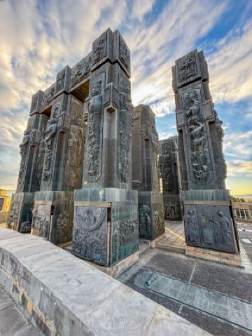 Monumental Views🗿