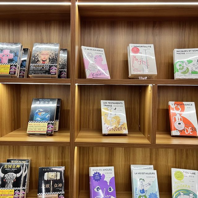 カフェ併設の書店「空山書房」