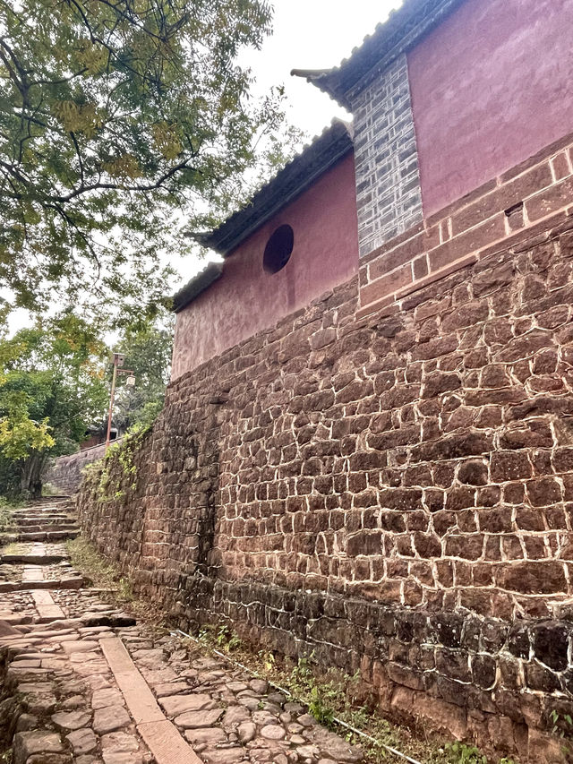 整體被評為全國重點文物保護單位的古村落-諾邓古村