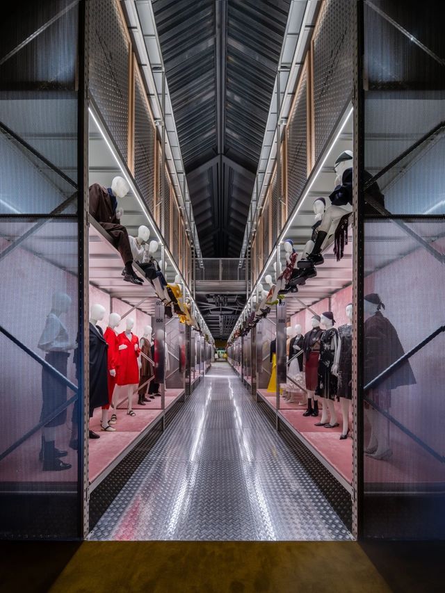 Prada新展竟然把展覽搬進了火車站?!