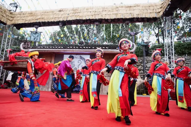 Buying New Year's goods, slaughtering the New Year's pig, eating delicious food, and enjoying beautiful scenery! Huangpi Jinli Gully, the New Year is full of style!