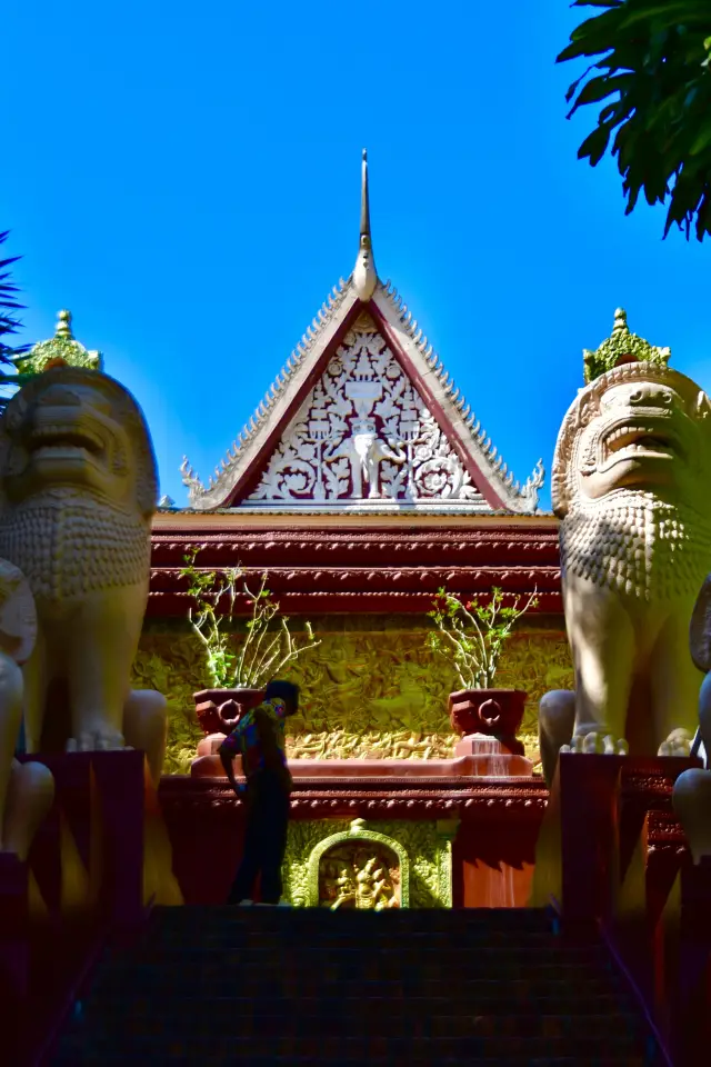 Step into Wat Phnom and experience the 600-year cultural history of Phnom Penh